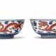 A PAIR OF IRON-RED AND BLUE AND WHITE `DRAGON' BOWLS - Foto 1