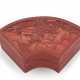A CARVED RED LACQUER FAN-SHAPED BOX AND COVER - Foto 1