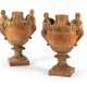 Paar dekorative Terracotta-Vasen im antiken Stil - photo 1