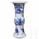 Weiß-blaue Gu-Vase, China, 20. Jahrhundert - Foto 1