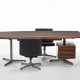 Tecno. Large desk with structure in aluminum, steel and iron, top and side chest of drawers in veneered and edged teak wood, combined with two swivel chairs with die-cast aluminum base and seat upholstered in black vinyl leather - Foto 1
