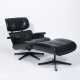 Klassischer Lounge-Chair & Ottoman. Charles & Ray Eames, tätig Mitte 20. Jahrhundert - Foto 1