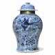 A CHINESE BRASS-MOUNTED BLUE AND WHITE LARGE VASE AND COVER - Foto 1