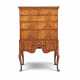 A GEORGE I WALNUT, PINE AND ASH-CROSSBANDED CHEST-ON-STAND - Foto 1