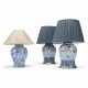THREE CHINESE BLUE AND WHITE BALUSTER VASE TABLE LAMPS - Foto 1