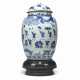 A CHINESE BLUE AND WHITE OVOID LARGE VASE AND COVER - фото 1