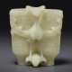 A PALE GREENISH-GREY JADE `CHAMPION VASE` - Foto 1