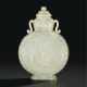 A PALE GREENISH-WHITE JADE MOON FLASK AND A COVER - Foto 1