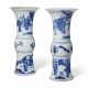 TWO BLUE AND WHITE GU-FORM VASES - Foto 1