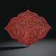 A CARVED RED LACQUER QUATREFOIL DISH - Foto 1