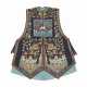 AN EXTREMELY RARE EMBROIDERED WOMAN`S COURT WAISTCOAT, XIAPEI - Foto 1