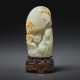 A WHITE JADE BOULDER WITH LOUHAN - Foto 1