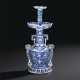 AN UNUSUAL REVERSE-DECORATED BLUE AND WHITE PRICKET CANDLESTICK - Foto 1