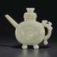 A CARVED GREENISH-WHITE JADE ARCHAISTIC EWER AND A COVER - Foto 1