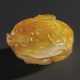 A SMALL ORANGISH-YELLOW AND BEIGE AGATE LINGZHI-FORM BOX AND COVER - Foto 1