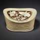 A CIZHOU CARVED AND MOLDED CREAM-GLAZED PILLOW - Foto 1