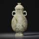 A MOTTLED PALE GREY BLACK JADE ARCHAISTIC VASE AND COVER - Foto 1