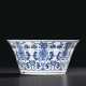 AN UNUSUAL BLUE AND WHITE FLARING BOWL - Foto 1
