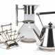 AN ELECTROPLATED TEAPOT AND TOAST RACK, AND A SILVER-MOUNTED CUT-GLASS CLARET JUG - Foto 1