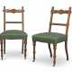 A PAIR OF GOTHIC REVIVAL WALNUT SIDE CHAIRS - Foto 1
