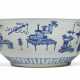 A LARGE BLUE AND WHITE 'ANTIQUES' BOWL - Foto 1