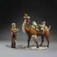 A CHINESE SANCAI-GLAZED POTTERY FIGURE OF A BACTRIAN CAMEL AND A FOREIGN GROOM - Foto 1