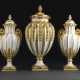 A SEVRES (HARD PASTE) PORCELAIN GARNITURE OF THREE GILT-WHITE RIBBED VASES AND COVERS - Foto 1