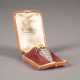 A GOLD-MOUNTED CUT-GLASS PERFUME BOTTLE WITHIN ORIGINAL FITTED CASE - Foto 1