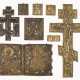 TWO CRUCIFIXES, A DIPTYCH AND FIVE BRASS ICONS SHOWING SELECTED SAINTS - Foto 1