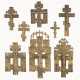 A COLLECTION OF EIGHT BRASS CRUCIFIXES - Foto 1