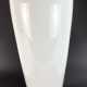 Designer-Vase: Opal-Glas, konische hohe Form, runder Stand, Handarbeit, 20. Jahrhundert, sehr gut. - фото 1