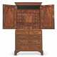 A GEORGE II FEATHERBANDED BURR-WALNUT AND WALNUT CABINET-ON-CHEST - Foto 1
