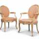 A PAIR OF GEORGE III CREAM-PAINTED AND PARCEL-GILT OPEN ARMCHAIRS - Foto 1
