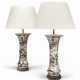 A PAIR OF JAPANESE IMARI TRUMPET VASES, MOUNTED AS LAMPS - Foto 1
