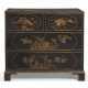 A GEORGE III CHINESE BLACK AND GILT-LACQUER-MOUNTED AND JAPANNED CHEST - Foto 1