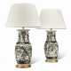 A PAIR OF CHINESE FAMILLE VERTE PORCELAIN VASES MOUNTED AS LAMPS - Foto 1