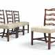 A SET OF FOUR GEORGE III MAHOGANY `LADDERBACK` SIDE CHAIRS - Foto 1
