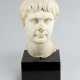 Roman Emperor marble Bust of Caligula sculpted in white marble with grey veins with in naturalistic pose and lightly waved hairs. - Foto 1