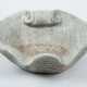 Small stone basin in shape of a shell with waved border and scrolls. Possibly granit - Foto 1