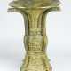 Large Chinese Gu bronze vase in archaic style - Foto 1