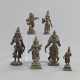 Sechs Figuren aus Bronze mit fünf verschiedenen Darstellungen der Devi und Krishna - photo 1