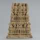 Trapezförmiges beschnitztes Holzpanel mit Darstellung einer Tempelanlange und Gottheiten - фото 1