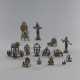Sammlung von 13 Figuren aus Bronze, u.a. Gottheiten, kleine Altäre und ein Spielzeug auf Rädern - photo 1