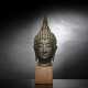 Bronzekopf des Buddha Shakyamuni auf einem Holzstand - Foto 1