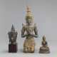 Gruppe von drei Bronzen: knieender Bodhisattva, Buddhakopf auf Holzsockel und sitzender Buddha - Foto 1