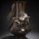 Große Vase aus Bronze mit reliefiertem Dekor eines sich windenden Drachenfischs - photo 1