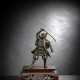 Bronze eines Samurai auf einem Holzstand - Foto 1
