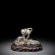 Feines Okimono eines Tigers auf einem Felsen aus Silber, Details in Gold und Shakudo, Holzstand - photo 1