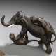 Kleine Bronzegruppe mit Darstellung eines Elefanten im Kampf mit zwei Tigern - Foto 1