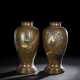 Paar feine Vasen aus Bronze mit reliefiertem Blütendekor teils mit Gold und Silber akzentuiert - фото 1